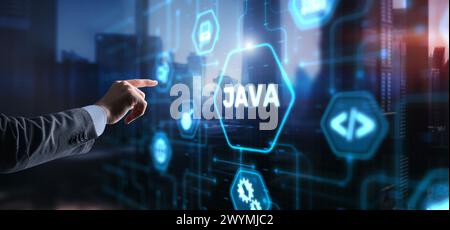 Geschäftsmann klickt auf Java Programmiersprache Anwendungskonzept auf virtuellen Bildschirm Stockfoto