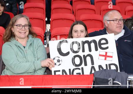 Fan mit Come on England Plakat England gegen Schweden UEFA Women's Euro Football Qualifikation Wembley Stadium, London, 5. April 2024 Stockfoto