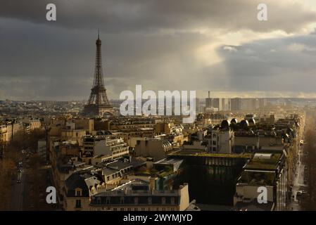 Der Eiffelturm in einem Regenschauer, wie er von der Spitze des Triumphbogens in Paris aus gesehen wird Stockfoto