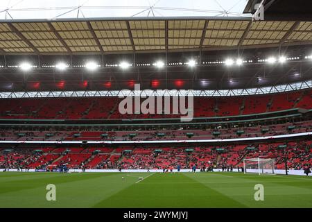 Innenraum des Wembley Stadions mit Flutlichtern auf England gegen Schweden UEFA-Qualifikation für die Fußball-Europameisterschaft der Frauen Wembley Stadium, London, 5. April 2024 Stockfoto