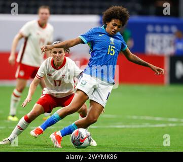 Atlanta, Georgia, USA. April 2024. Der brasilianische Mittelfeldspieler YAYA (15) bewegt den Ball während des Halbfinalspiels des SheBelieves Cup 2024 zwischen Brasilien und Kanada am 6. April 2024 in Atlanta. Nach einer Unentschieden 1-1 gewann Kanada bei Elfmeterschießen (Credit Image: © Scott Coleman/ZUMA Press Wire) NUR REDAKTIONELLE VERWENDUNG! Nicht für kommerzielle ZWECKE! Stockfoto