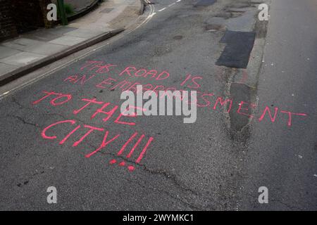 Graffiti auf den Straßen von Chichester, West Sussex, Großbritannien, beschweren sich nach Jahren der Vernachlässigung über die Topflöcher und den Zustand der Straßen. Stockfoto