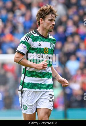 Glasgow, Großbritannien. April 2024. Matt O’Riley von Celtic während des schottischen Premiership-Spiels im Ibrox Stadium, Glasgow. Der Bildnachweis sollte lauten: Neil Hanna/Sportimage Credit: Sportimage Ltd/Alamy Live News Stockfoto