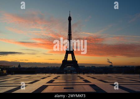 Blick auf den Eiffelturm bei Sonnenaufgang vom Trocadero Stockfoto