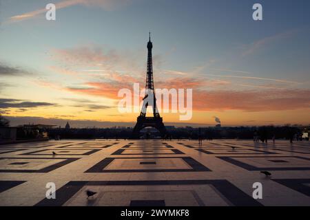 Blick auf den Eiffelturm bei Sonnenaufgang vom Trocadero Stockfoto