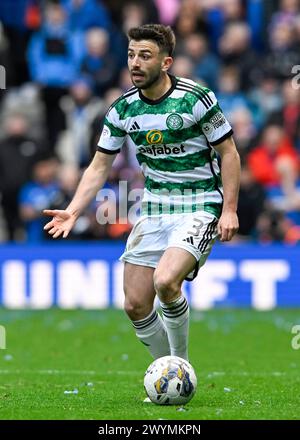 Glasgow, Großbritannien. April 2024. Greg Taylor von Celtic während des schottischen Premiership-Spiels im Ibrox Stadium, Glasgow. Der Bildnachweis sollte lauten: Neil Hanna/Sportimage Credit: Sportimage Ltd/Alamy Live News Stockfoto