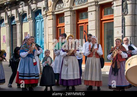 Vigo, Pontevedra, Spanien; 7. April 2024; die Tamburinen hören nicht auf, während der Feierlichkeiten der Rückeroberung von Vigo zu spielen Stockfoto