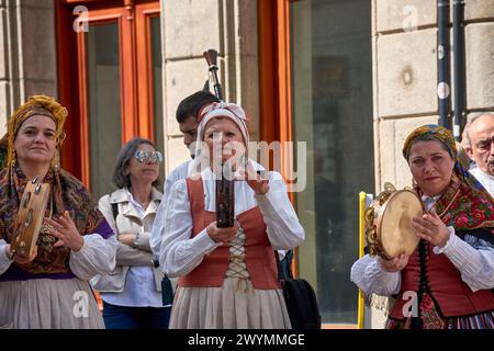 Vigo, Pontevedra, Spanien; 7. April 2024; die Tamburinen hören nicht auf, während der Feierlichkeiten der Rückeroberung von Vigo zu spielen Stockfoto