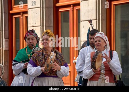 Vigo, Pontevedra, Spanien; 7. April 2024; die Tamburinen hören nicht auf, während der Feierlichkeiten der Rückeroberung von Vigo zu spielen Stockfoto