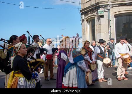 Vigo, Pontevedra, Spanien; 7. April 2024; die Tamburinen hören nicht auf, während der Feierlichkeiten der Rückeroberung von Vigo zu spielen Stockfoto