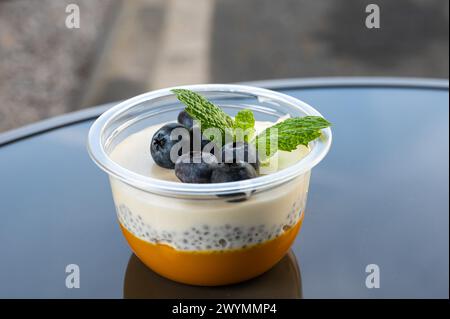Thailändisches Dessert mit Milchpudding, Chaisamen, Mangochutney und blauen Beeren, Brüssel, Belgien Stockfoto