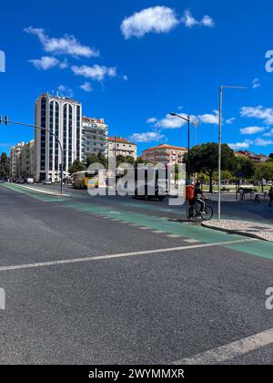 Lissabon, Portugal, Sommer, Straßen, farbenfrohe Gebäude, Gründungsgebäude, Cascais, Pena Palast, MAAT Museum Stockfoto