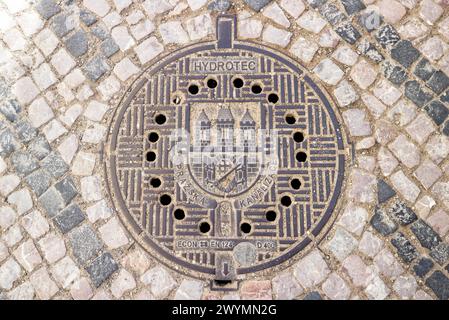 Ablaufabdeckung (Prazska Kanalizace) in Prag, Tschechische Republik Stockfoto