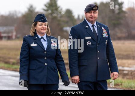 Oberst Taona Enriquez und Obermeister Charles Desaulniers von der 66. Luftwaffenstützpunkt Hanscom marschieren zur Parade für Meriams Cor Stockfoto