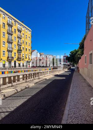 Lissabon, Portugal, Sommer, Straßen, farbenfrohe Gebäude, Gründungsgebäude, Cascais, Pena Palast, MAAT Museum Stockfoto