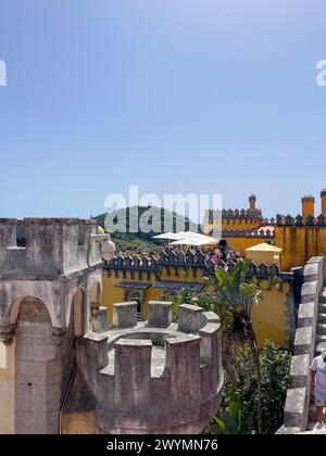 Lissabon, Portugal, Sommer, Straßen, farbenfrohe Gebäude, Gründungsgebäude, Cascais, Pena Palast, MAAT Museum Stockfoto