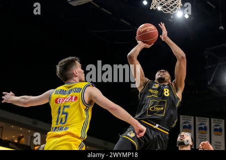 f.l. Martin Hermansson (Alba Berlin, 15), Jaren Lewis (MHP Riesen Ludwigsburg, #08), während des Spieltages, Alba Berlin vs Alba Berlin vs MHP Riesen Ludwigsburg, BBL, Basketball, Uber Arena, 07.04. 2024, Quelle: HMB Media/Uwe Koch/Alamy Live News Stockfoto