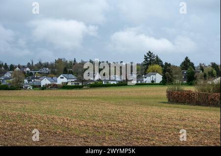 Schlammige landwirtschaftliche Felder in der flämischen Landschaft um Tervuren, Flandern, Belgien Stockfoto