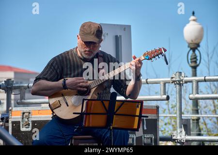 Vigo, Pontevedra, Spanien; 7. April 2024; ein Mitglied einer Band spielt Mandoline auf den Festivals der Reconquista von Vigo Stockfoto