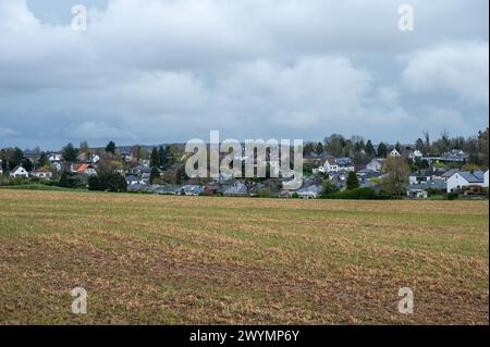 Blick auf schlammige Felder und das Dorf Mortsel, Tervuren, Flandern, Belgien Stockfoto