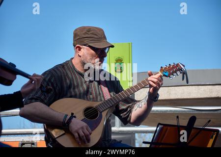 Vigo, Pontevedra, Spanien; 7. April 2024; ein Mitglied einer Band spielt Mandoline auf den Festivals der Reconquista von Vigo Stockfoto