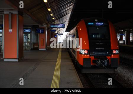 Krakau, Polen, 21. März 2024 - polnischer Zug am Bahnsteig Stockfoto