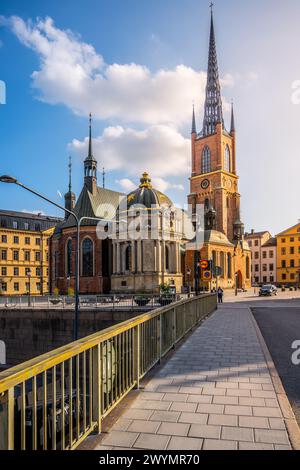 Riddarholmen Church, Schwedisch: Riddarholmskyrkan. Kirche des ehemaligen mittelalterlichen Greyfriars-Klosters in Stockholm, Schweden. Blick von unten. Stockfoto