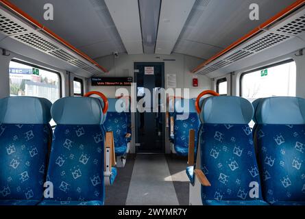 Auschwitz, Polen, 21. März 2024 - Innenraum eines polnischen Zugwagens mit bequemen Sitzen Stockfoto