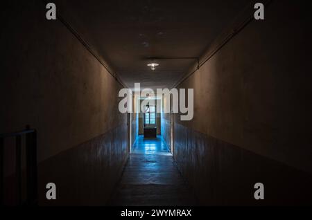 Auschwitz, Polen, 21. März 2024 - Dunkler Korridor in den Kasernen des Konzentrationslagers Stockfoto