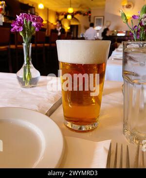 Inneneinrichtung des Bistro Les Amis Restaurant in SoHo, NYC, USA, 2024, perfekt gezapftes Bier Stockfoto