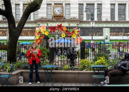 Macy's Flagship Department Store Fassade ist für ihre jährliche Frühlingsblumenshow in New York City, USA 2024 dekoriert Stockfoto