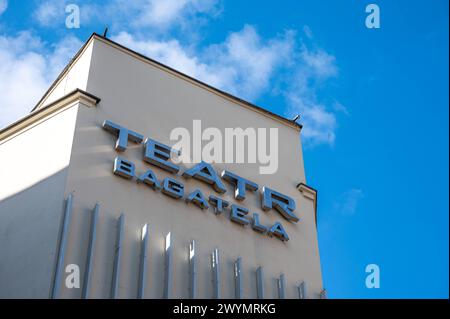 Krakau, Kleinpolen, 19. März 2024 - Fassade des Bagatela-Theaters, Schild und Logo Stockfoto