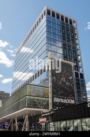 Die renovierte Fassade der Penn Station und der Eingang zum Madison Square Garden befinden sich an der Seventh Avenue, 2024, New York City, USA Stockfoto