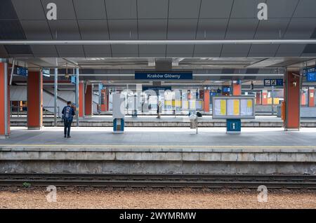 Krakau, Polen, 21. März 2024 - Bahnsteige und Gleise am Krakauer Hauptbahnhof Stockfoto