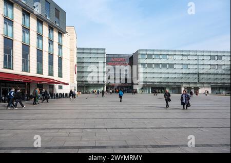 Auschwitz, Polen, 21. März 2024 - die Jana Nowaka-Jeziorańskiego am alten Bahnhof, eine Fußgängerzone mit der Galeria Krakowska Stockfoto