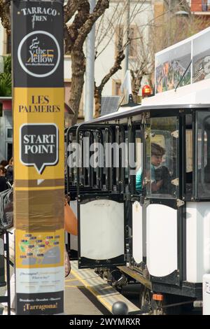Tarragona, Spanien - 6. April 2024: Bild eines Touristenzuges in Tarragona, mit markiertem Ausgangspunkt und Teil des Fahrzeugs, ideal für die Werbung Stockfoto