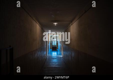 Auschwitz, Polen, 21. März 2024 - Dunkler Korridor in den Kasernen des Konzentrationslagers Stockfoto