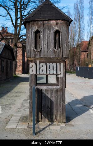 Auschwitz, Polen, 21. März 2024 - hölzerner Wappenturm im Konzentrationslager Stockfoto