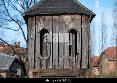 Auschwitz, Polen, 21. März 2024 - hölzerner Wappenturm im Konzentrationslager Stockfoto