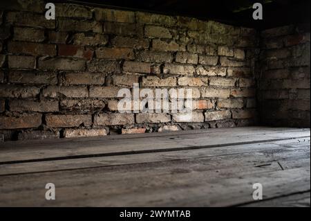 Auschwitz, Polen, 21. März 2024 - Detail der Schlafkaserne mit Holzbett Stockfoto