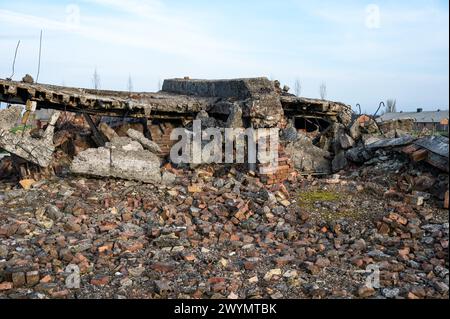 Auschwitz, Polen, 21. März 2024 - Ruinen einer abgebrannten Gaskammer im Vernichtungslager Stockfoto