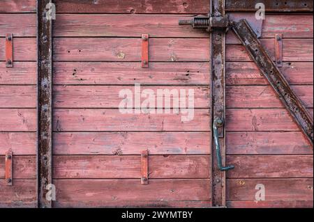 Auschwitz, Polen, 21. März 2024 - Farbe auf einem alten Wagen im Konzentrationslager Stockfoto