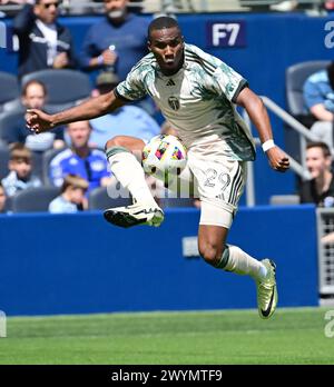 Kansas City, USA. April 2024. Juan David Mosquera (29), Verteidiger der Portland Timbers, legt den Ball in der Luft fest, während er sich im Downfield bewegt. Sporting KC veranstaltete die Portland Timbers am Sonntag, den 7. April 2024, im Children's Mercy Park Stadium in Kansas City. Foto: Tim Vizer/SIPA USA Credit: SIPA USA/Alamy Live News Stockfoto