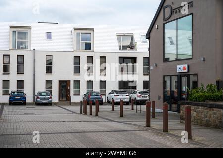 Bertem, Flämisch Brabant, Belgien, 30. März 2024 - Moderne Apartmenthäuser im Dorfzentrum Stockfoto