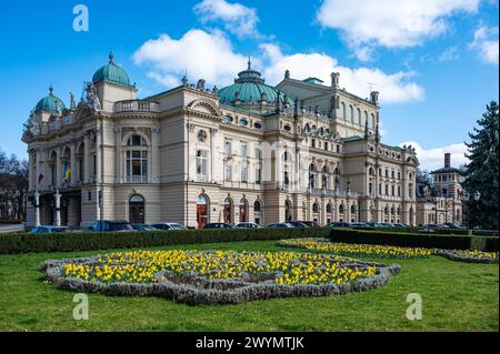 Krakau, Kleinpolen, 19. März 2024 - Juliusz Slowacki Theaterdenkmal und Blumen Stockfoto