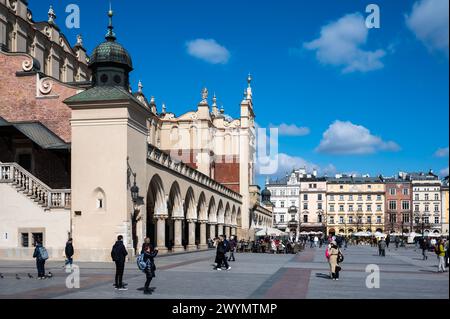 Krakau, Kleinpolen, 19. März 2024 - historische Gebäude und Touristen auf dem alten Marktplatz Stockfoto