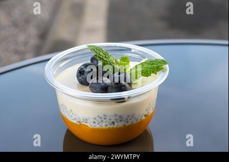 Thailändisches Dessert mit Milchpudding, Chaisamen, Mangochutney und blauen Beeren, Brüssel, Belgien Stockfoto