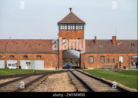 Auschwitz, Polen, 21. März 2024 - Bahngleise zu den Toren des Vernichtungslagers Stockfoto