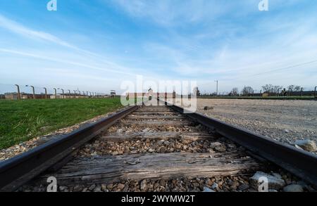 Auschwitz, Polen, 21. März 2024 - Bahngleise zu den Toren des Vernichtungslagers Stockfoto