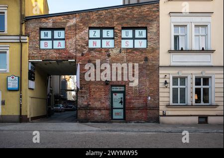 Krakau, Kleinpolen, 19. März 2024 - Fassade des Banksy-Museums Stockfoto